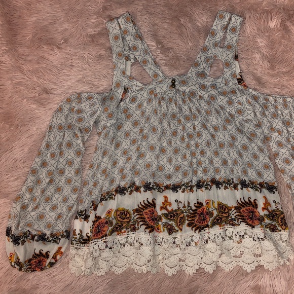 Cute Blouse - Picture 3 of 4